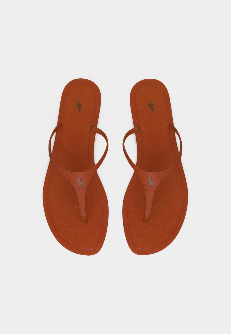Sandales en cuir marron à lanières avec le logo Polo Ralph Lauren sur les brides et les semelles intérieures, présentées sur un fond blanc.