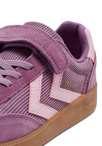 Fioletowy tenisówka z zamszu i teksturowanej tkaniny, wyposażona w rzep, różowe akcenty, gumową podeszwę oraz przeszywane logo.