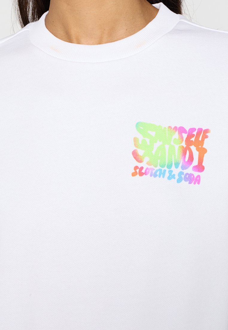 Weißes Baumwoll-T-Shirt mit einem bunten, verzerrten Logo in Grüntönen, Pink und Blau im linken Brustbereich. Klassisches Rundhalsdesign.