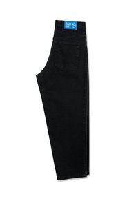 Jeans de mezclilla negra con un diseño de pierna recta. Cuenta con una etiqueta azul en la cintura y un bolsillo trasero. Textura suave, construcción clásica.