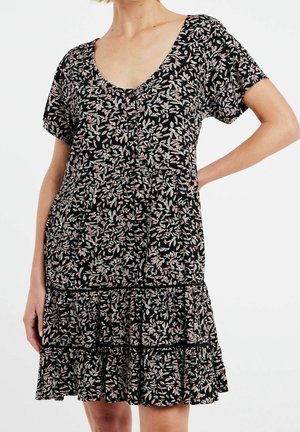 Vestido negro con mangas cortas, escote redondo, estampado floral en rosa y blanco, detalles de botones, dobladillo con volantes en capas. Tejido suave y ligero.