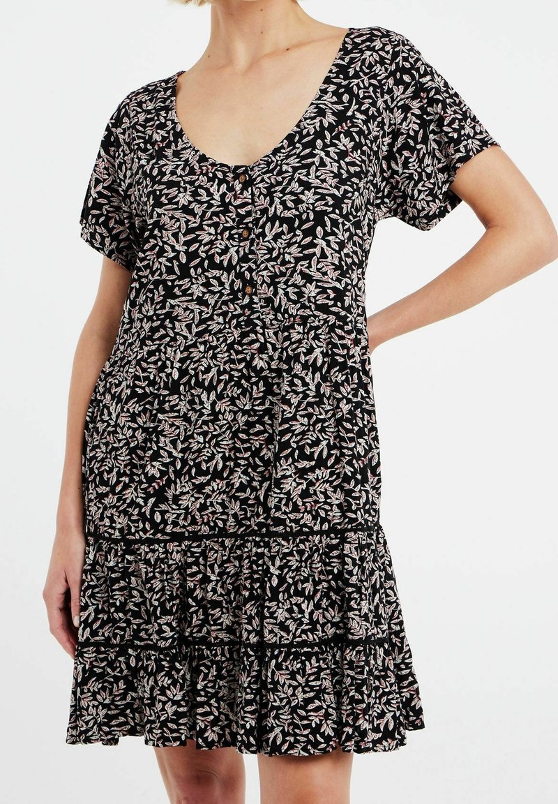 Musta mekko lyhyillä hihoilla, pyöreällä kaula-aukolla, pinkki-valkoisella kukkakuviolla, nappitiedoilla ja kerroksellisella röyhelöhelman. Pehmeä, kevyt kangas.