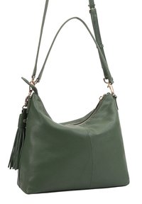 Groene leren schoudertas met een gebogen vorm, ritsluiting en een afneembare franje-accent. Voorzien van goudkleurige hardware en een verstelbare schouderband.