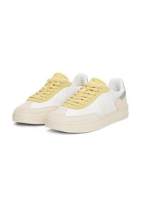 Lace-up sneakers med en hvit, gul og grønn fargekombinasjon, blanding av glatte og semskede teksturer, med rund tå og polstret tunge.