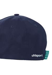 Marineblå basebollcap med et struktureret design, der har et hvidt "uhlsport" logo, et grønt mærke med teksten "for the planet" og synlige sømdetaljer.