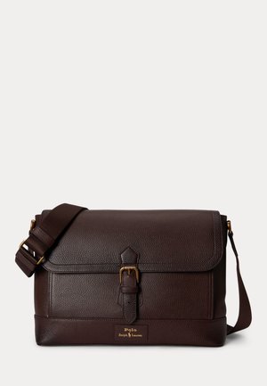 Temno rjava usnjena torba poštarja z nastavljivim trakom, sprednjo zaponko in logotipom Polo Ralph Lauren v zlatih črkah.