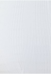 Weißer gerippter Stoff, der ein strukturiertes Muster mit horizontalen Linien und kleinen Sprenkeln zeigt. Weiches und leichtes Material.