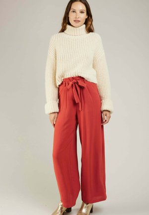 Andy & Lucy BASSORA - Pantalon classique - brique
