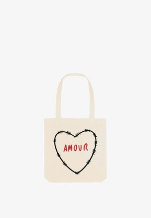 Beige canvas tote bag met een zwart gestikte hartcontour en rode tekst "AMOUR". Twee stevige handvatten voor eenvoudig dragen.