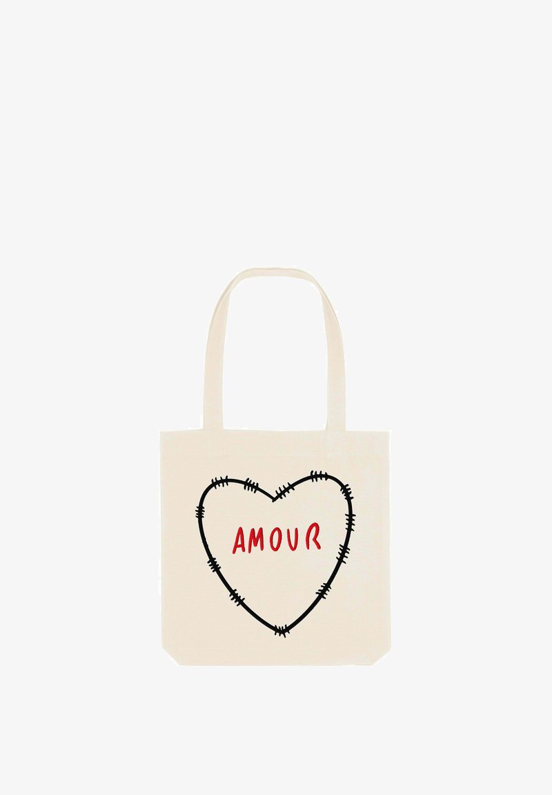 Borsa tote in tela beige con il contorno di un cuore ricamato in nero e il testo rosso "AMOUR". Due manici resistenti per un facile trasporto.