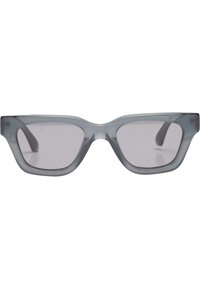 Ochelari de soare gri, unghiulari, cu un cadru din plastic translucid și lentile gri deschis. Prezintă un design îndrăzneț, geometric și tempere late.