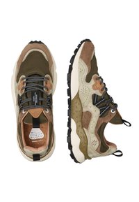 Sneaker multicolori con verde oliva, suede marrone e mesh beige chiaro. Suola testurizzata con dettagli neri e soletta in sughero.