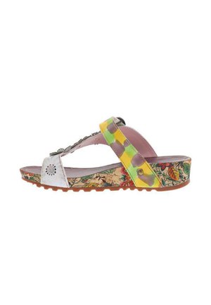 Sandale compensée ouverte pour femme avec semelle à motif floral, brides argentées métalliques et multicolores jaune-vert, et clous décoratifs.