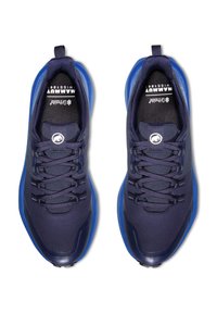 Donkerblauwe sportschoenen met een zachte stoffen bovenkant, gestructureerde veters en een blauwe rubberen zool. Bevat een logo op de tong en een trekband.