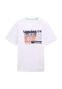 Valkoinen puuvillainen t-paita, jossa on grafiikkasuunnittelu, jossa on teksti "TOM TAILOR" ja numeroita mustissa, sinisissä ja oransseissa sävyissä.