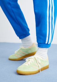 GAZELLE INDOOR UNISEX - Sneaker low - semi green spark/almost yellow/cream white