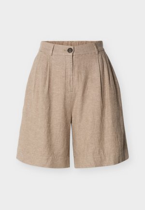 Beige linnen shorts met hoge taille, plooien, een enkele knoopsluiting en riemlussen, afgebeeld tegen een effen witte achtergrond.