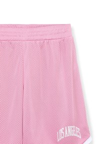 Różowe szorty siatkowe z elastycznym pasem, z białym napisem "LOS ANGELES" w dolnym prawym rogu oraz małymi perforacjami dla lepszej wentylacji.
