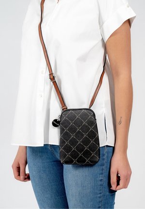 Sac bandoulière noir avec motif matelassé et accents métalliques, doté d'une sangle marron ajustable. Forme rectangulaire compacte.