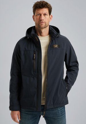 Chaqueta azul marino con capucha, cierre frontal con cremallera, dos bolsillos laterales y un bolsillo en el pecho con marca. Fabricada con material suave y texturizado.