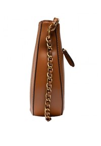 Sac à main en simili cuir marron de forme triangulaire, avec une bandoulière en chaîne dorée et des coutures contrastantes sur les bords. Fermeture zippée sur le dessus.