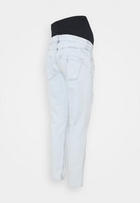 Jeans de tom azul claro com uma cintura elástica preta, apresentando um corte slim e um detalhe rasgado na parte da frente. Design de cinco bolsos, com altura média.