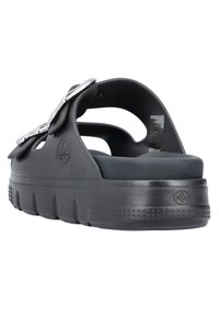 Schwarze Sandalen mit einer dicken, strukturierten Sohle. Hergestellt aus strapazierfähigem Material, mit einem offenen Design und silbernen, verstellbaren Schnallen für einen sicheren Sitz.