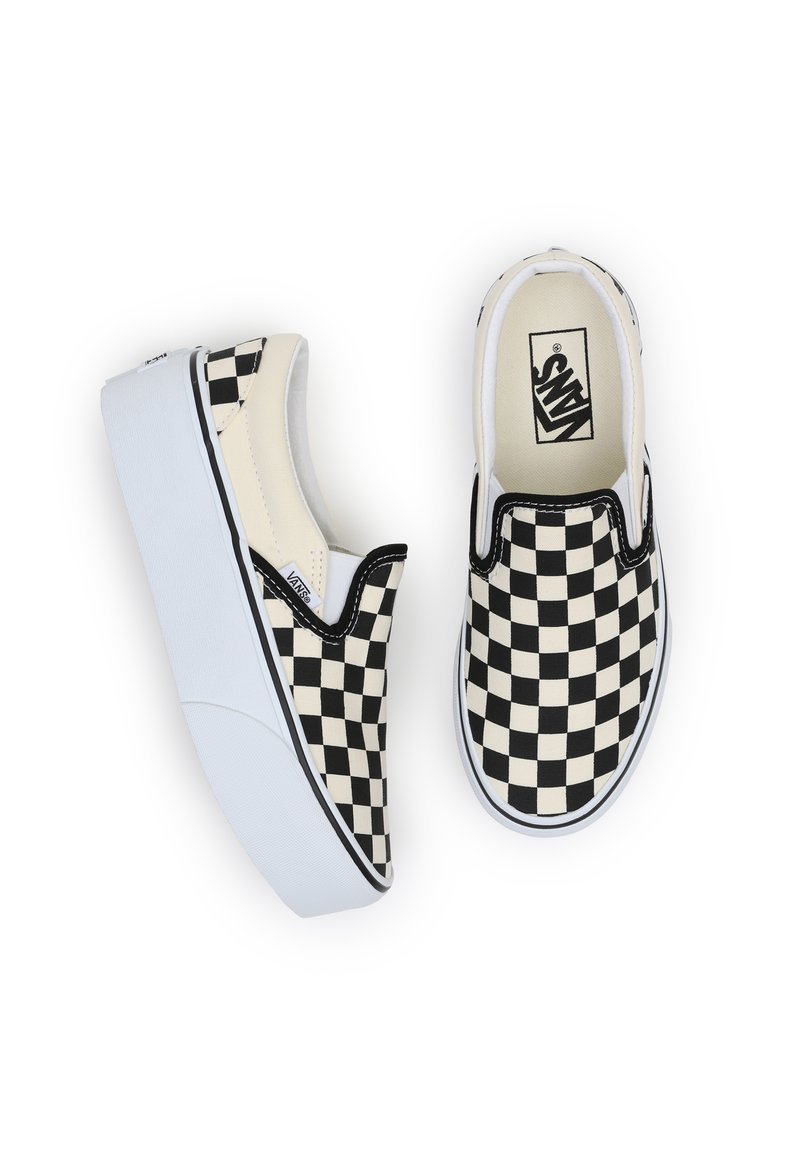 Zapatillas de cuadros en negro y crema, tipo slip-on, con una suela de plataforma de caucho blanca y costuras negras, que cuentan con una etiqueta de logo en el lateral.