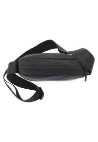 Borsa a tracolla nera di forma rettangolare, superficie liscia, chiusura con zip singola e tracolla regolabile attaccata su un lato.
