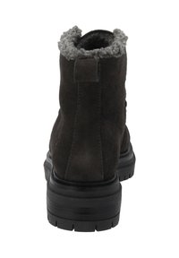 Botte de cheville en suede marron avec un col en fausse fourrure grise, bout arrondi et une semelle en caoutchouc noir avec un motif de relief.