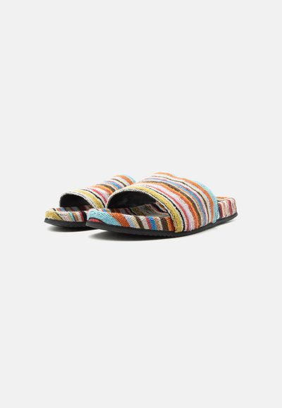 Σαγιονάρες slide με πολύχρωμες οριζόντιες ρίγες και μαύρες σόλες, εμφανίζονται από χαμηλή μπροστινή γωνία.