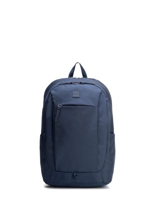 Granatowy plecak z przednią kieszenią na zamek, górnym uchwytem i bocznymi przegrodami, przedstawiony na białym tle.