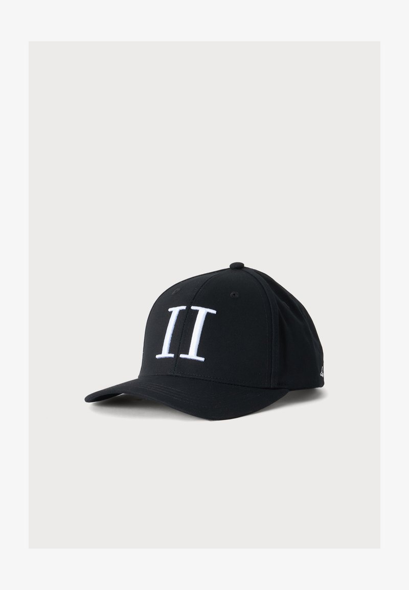 Casquette de baseball noire avec le chiffre romain II blanc brodé sur le devant, présentée sur un fond uni gris clair.