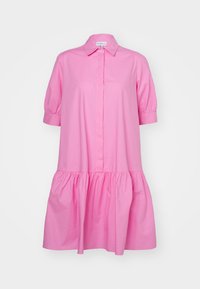 Robe rose à manches courtes avec col, boutonnage devant et ourlet volanté froncé, présentée sur un fond clair uni.