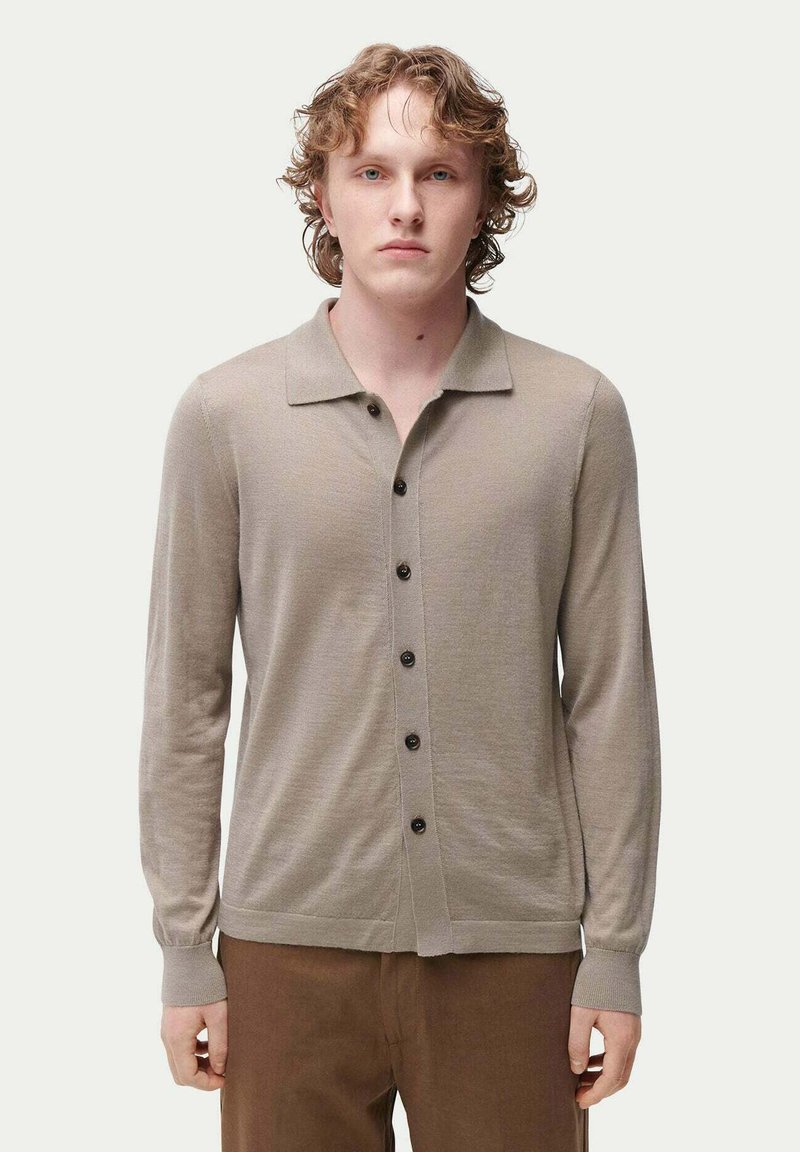 Beige långärmad cardigan med krage, framknäppning med mörka knappar och ribbade muddar och nederkant.