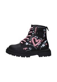 Stivaletti alla caviglia in faux pelle nera con lacci rosa. Presentano grafiche scarabocchiate, comprese cuori e stelle, e una suola nera chunky.