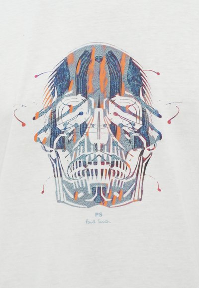 T-shirt blanche avec un graphique de crâne coloré dans des nuances de bleu, orange et violet. Comprend le texte "PS" et "Paul Smith" sous le design.