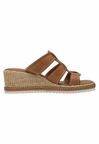 Sandal con tacco in cuoio tan, dettagli in paglia intrecciata e tre cinturini incrociati. Suola in gomma e accentuazioni cucite. Vista laterale.
