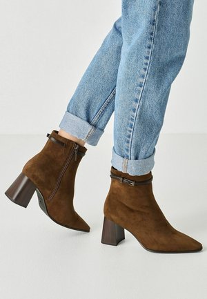 Tamaris, STIEFELETTE - Botines - cognac comb