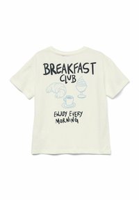 Camiseta de algodón blanca con "BREAKFAST CLUB" y "ENJOY EVERY MORNING" en texto negro, con ilustraciones azules de un croissant, café y helado.