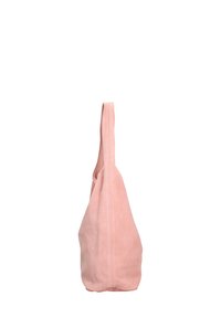 Zachte roze suède schoudertas met een enkele band, zijaanzicht op een witte achtergrond.