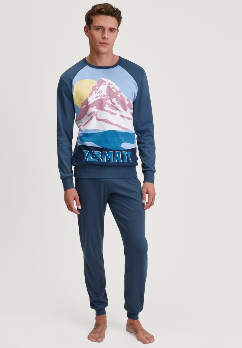 Herren-Loungewear-Set bestehend aus einem Langarmshirt mit einer Berggrafik und einer Hose, beide in Marineblau, aus weichem, elastischem Stoff.