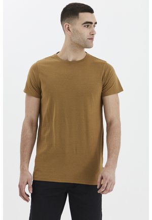 Tricou cu maneci scurte, cu guler rotund, de culoare muștar solid; fabricat din bumbac moale, cu o textură fină și o croială lejeră.