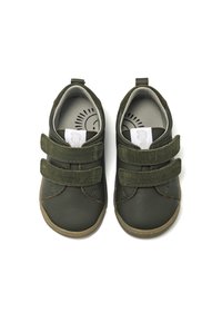 Scarpe in pelle verde scuro con doppie cinghie in velcro, punta arrotondata e suola in gomma. L'interno presenta un design stampato per la soletta. Accenti lisci e testurizzati.