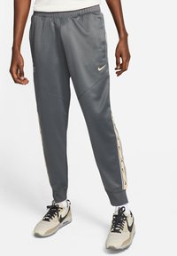 Nike Sportswear REPEAT Tracksuit bottoms iron grey iron grey