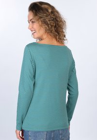 Langarmshirt in Teal mit horizontalen weißen Streifen. Verfügt über einen weiten Ausschnitt und eine glatte Textur. Kombinieren Sie es mit Denim für einen lässigen Look.
