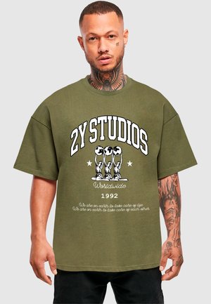 Olivegrünes Oversized-T-Shirt mit einem Grafikdruck von drei Figuren, die Globusse halten, weißen Text und kurzen Ärmeln. Aus Baumwollmaterial, lässige Passform.