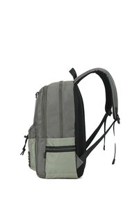 Grijze stoffen rugzak met een zwarte mesh achterkant, voorzien van twee ritscompartimenten en een voorvak in een lichter grijstint.