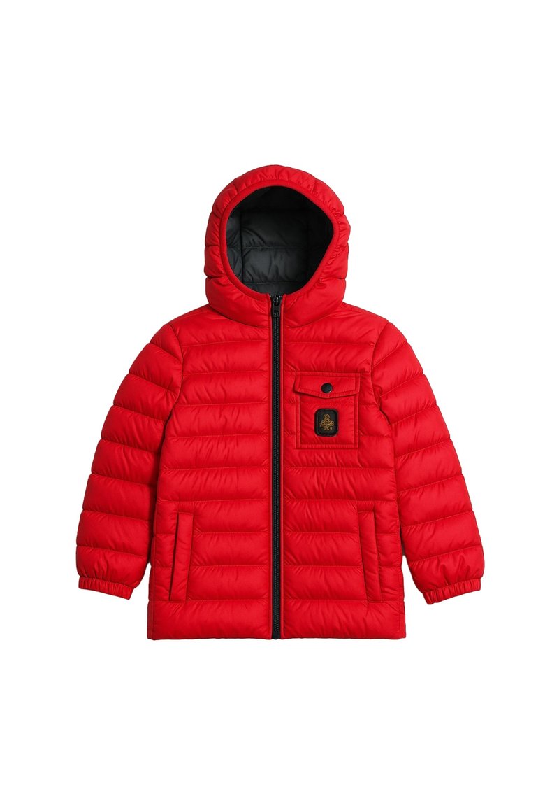 Giacca puffer rossa con imbottitura isolante, zip frontale, due tasche laterali e una tasca sul petto con una patch del logo. Design con cappuccio.