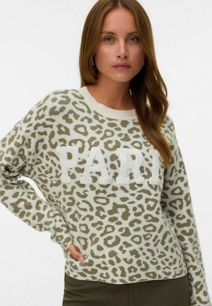 Pull beige avec un motif léopard, arborant le texte "PARIS" en blanc. Ses manches longues et sa coupe décontractée contribuent à son design casual.